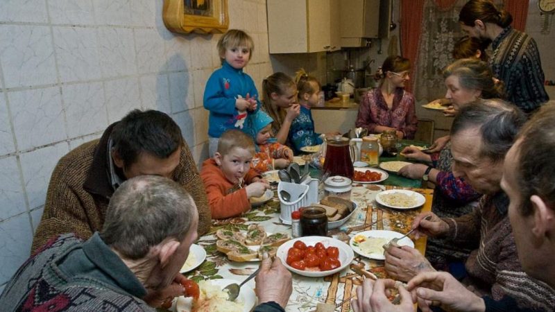 Я приїхала до дітей на квартиру і побачила, що там повно людей. Виявляється, сваха з донькою приїхали погостювати і затрималися вже на місяць