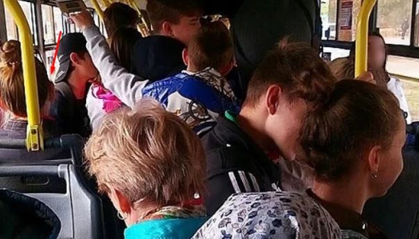 Віра їхала в маршрутці — а навпаки стояв дорослий чоловік і дивився на неї. У якийсь момент той підійшов і торкнув дівчину за руку: » Віра? »