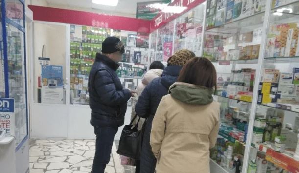 Стою в черзі в ап теці. Поперед мене двоє людей: не по сезону одягнена бабуся і молода мати. Бабуся підходить до віконця, простягає рецепт і каже: «Донечко, мені тільки перші лі ки»