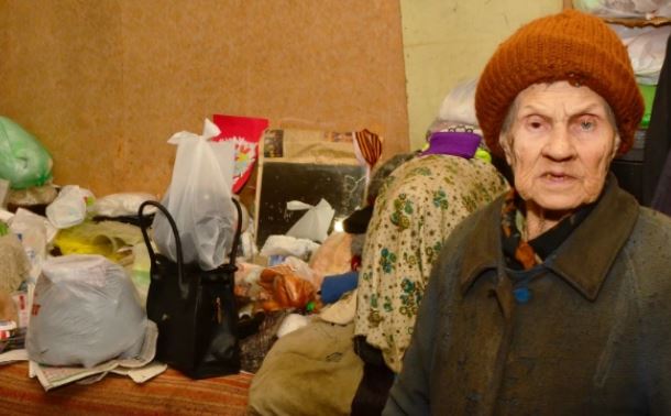 Таня ніколи не бачила батьків і все життя жила з бабусею. А одного разу на порозі їхнього будинку з’явилася худа незнайома жінка