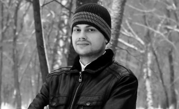 Вночі він не міг заснути. Завтра він одружується на чудовій дівчині. Вранці, коли пора було вже виходити, він побачив на столі лист