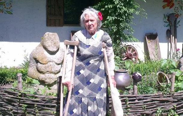 У будинок для людей пох илого віку влаштувалася мила бабуся. У день 70-річчя їй ніхто не зателефонував – але наприкінці дня сталося справжнє диво