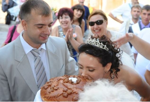 Під час заручин всі були задоволені, тільки одна людина була без настрою і косо дивилася на наречену з нареченим, адже у нього була причина