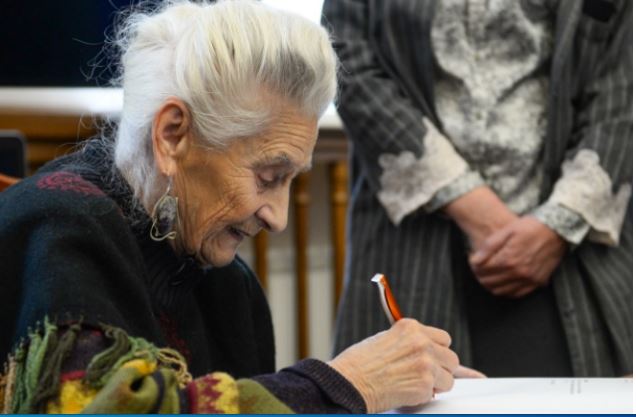 Стало ясно, що моя тітка хоче обхи трити бабусю, яка писала заповіт. Ось як я вирішила зруйнувати всі її плани