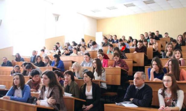 Коли брат вилетів з університету, батьки зви нуватили мене в цьому. але найбільше мене вразило їхнє засте реження