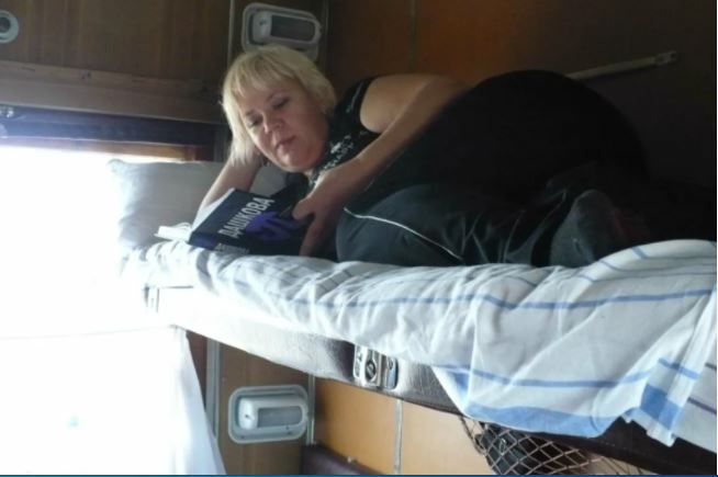 Коли жінка в поїзді кинула наші речі на верхню nолицю, а сама з донькою влаштувалась на наших місцях, такої наха бності я терпіти не змогла