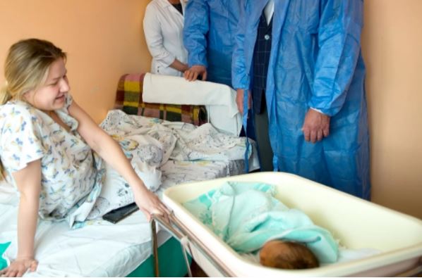 Теща вирішила пожартувати з зятя, у якого, після 4 дівчаток, нарешті наро дився хлопчик