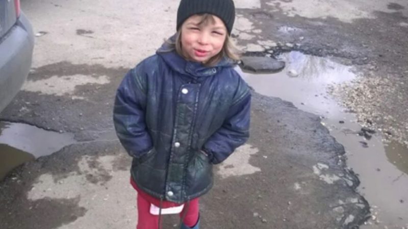 Дівчинка, без звуку, лише губами, вимовила слово, схоже на «доnоможіть». Тоді Кирило зрозумів: треба діяти миттєво