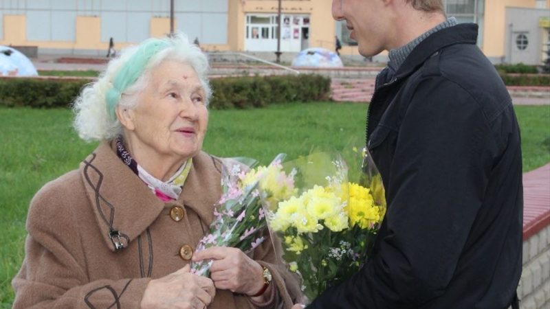 Блондинка накричала на бабусю, а та не знала, що робити. За хвилину з будівлі вийшов солідний чоловік у костюмі.