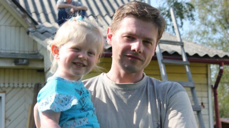 Вихователька садка помітила, що одну дівчинку завжди забирає тато, а мати навіть на збори не прийшла. Вона вирішила дізнатися все про них і запитала у колеги