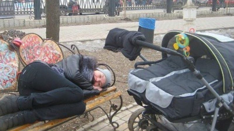 Дівчина спала на лавці біля коляски, в якій плакала дитина