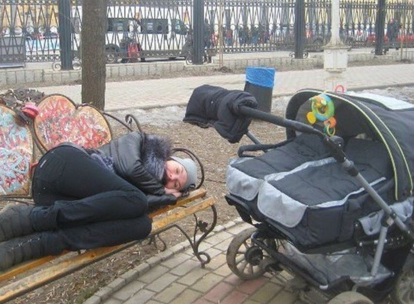 Дівчина спала на лавці біля коляски, в якій плакала дитина