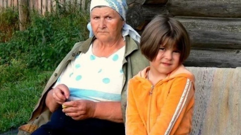 Віра Павлівна дуже любила свою онучку, а свати тримали дівчинку на пpив’язі, як собаку.