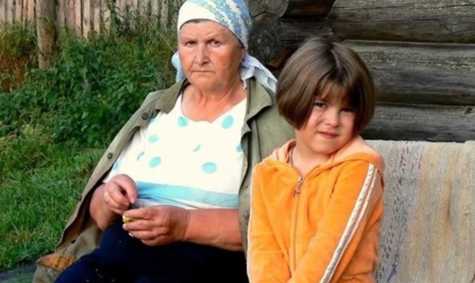 Віра Павлівна дуже любила свою онучку, а свати тримали дівчинку на пpив’язі, як собаку.