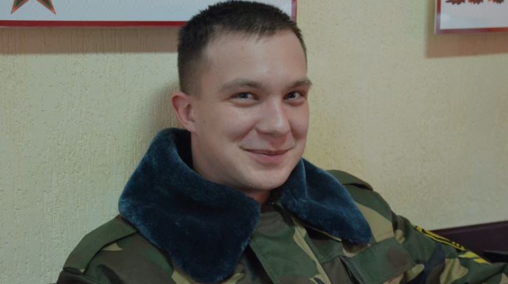 Повернувшись із армії, Олег мав передати подарунок від друга, але хлопець помилився квартирою, і це змінило йому життя