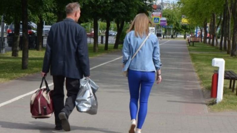 Раптом до Тетяни підійшов незнайомий чоловік. Тетяна зупинилася і глянула на нього. Йому було років сорок, і він був дивно одягнений. Він запитував у неї щось неймовірне