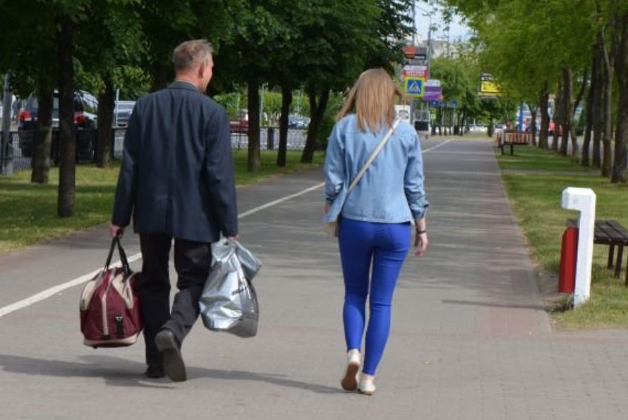 Раптом до Тетяни підійшов незнайомий чоловік. Тетяна зупинилася і глянула на нього. Йому було років сорок, і він був дивно одягнений. Він запитував у неї щось неймовірне