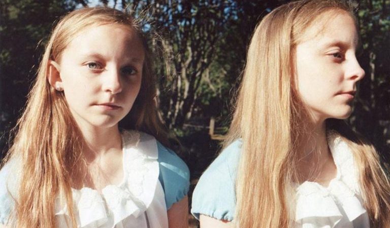 Аню весь час плутали з іншою дівчинкою. а коли вона дізналася про страшну таємницю її дитинства, то мало не збилася з пантелику