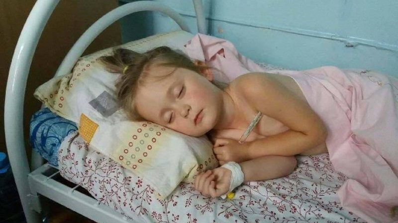 Одного разу до молодого початківця — хipypга привели на огляд дівчинку