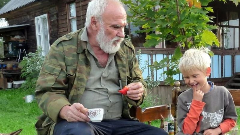 Батьки вiдмовилися від дитини, але дід виростив із нього генія.