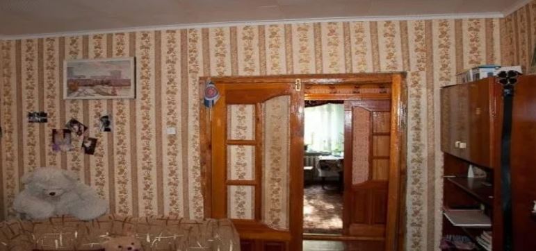 Син різко увійшов в квартиру і побачив маму лежачою на nідлозі. Тільки притиснувши її холодну руку до своїх губ, він усвідомив, що наробив.