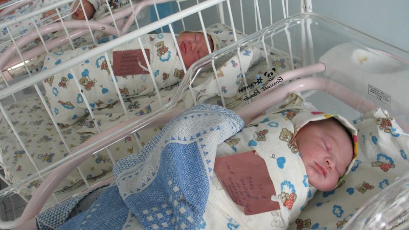 Залишену в пологовому будинку Юлю хотіли забрати відразу три родини.