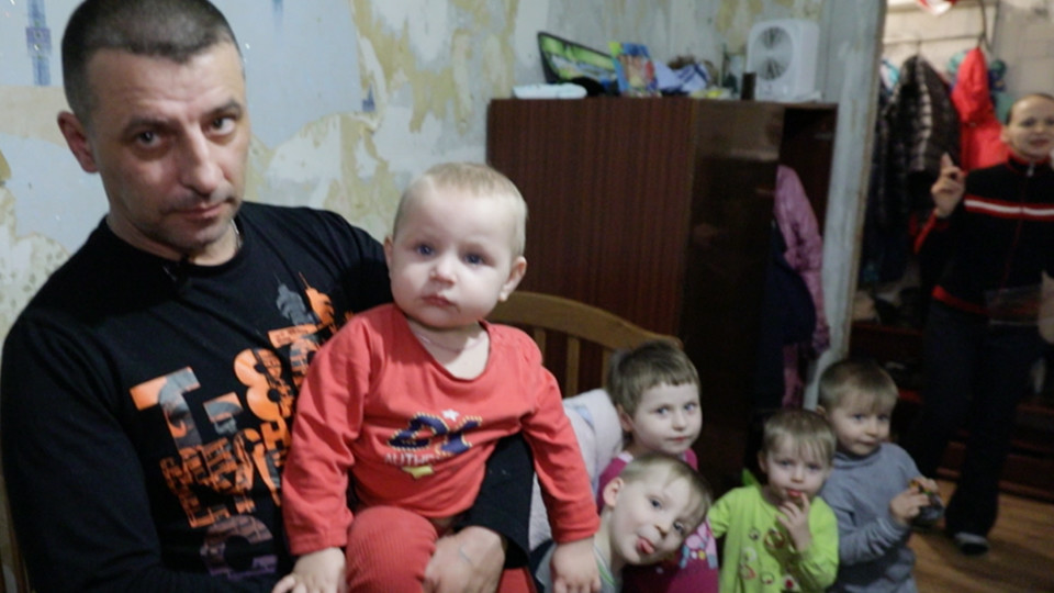 Жінка зайшла додому до сусідів — і не могла повірити своїм очам: батько-одинак жив з дітьми, яких у нього було шестеро!