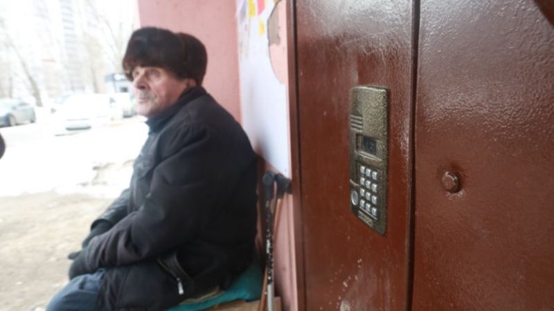 Вирішив зробити доньці сюрприз і приїхати до неї в столицю без попередження. Але в домофоні мені відповів незнайомий голос…