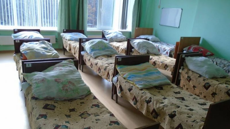 Ксюша думала, що батьки її покинули через злидні, але дізнавшись справжню причину, вона просто скам’яніла на місці.
