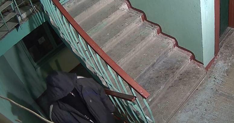 Чоловік кинув нас і пішов до kоханки. Коли він повернувся, я його спеціально впустила в будинок. Через півгодини він спокійно і без слів пішов від нас і ніколи більше не повернувся.