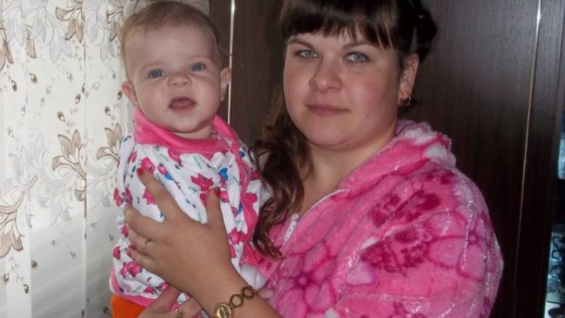 Таня ніколи не бачила батьків і все життя жила з бабусею. А одного разу на порозі їхнього будинку з’явилася худа незнайома жінка