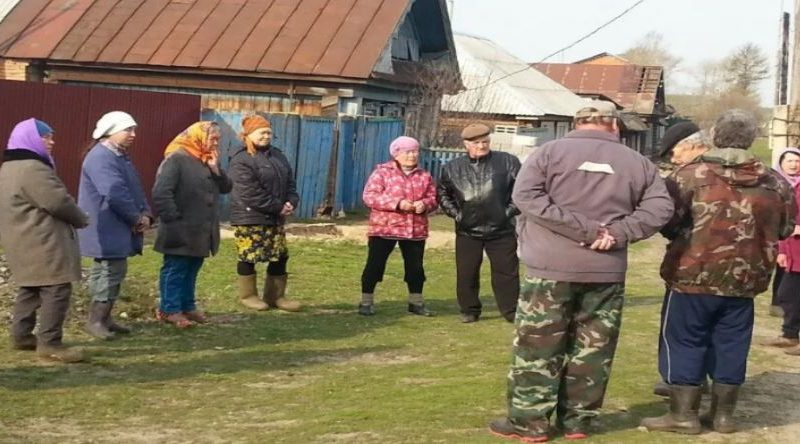 Копаємо ми з невісткою на городі грядки. Будинок у нас новий, придбали минулого літа. Город і сад засадили, очікуємо першого врожаю. І тут невістка викинула таке … Ну, хоч стій, хоч падай! Я аж розплакалася. Як з нею жити далі під одним дахом? Та й вірити, і довіряти я їй тепер не зможу ніколи.