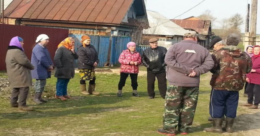 Копаємо ми з невісткою на городі грядки. Будинок у нас новий, придбали минулого літа. Город і сад засадили, очікуємо першого врожаю. І тут невістка викинула таке … Ну, хоч стій, хоч падай! Я аж розплакалася. Як з нею жити далі під одним дахом? Та й вірити, і довіряти я їй тепер не зможу ніколи.