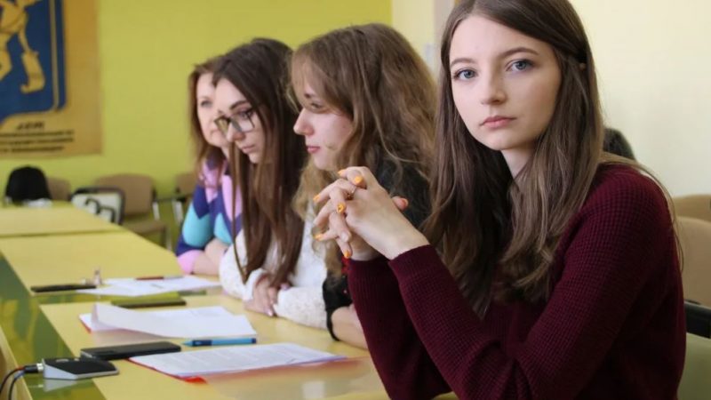 Не вступивши до інституту, Таня змушена була повернутися в своє рідне містечко, де її чекали співчуваючі батьки — і знущання однокласників!