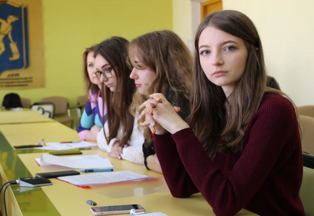 Не вступивши до інституту, Таня змушена була повернутися в своє рідне містечко, де її чекали співчуваючі батьки — і знущання однокласників!