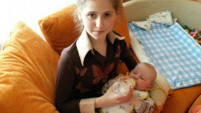 Дівчина наро дила у 17 років, а хлопець зник, батьки пригрозилися віддати дитину до дитбудинkу. Але життя будувало свої плани..