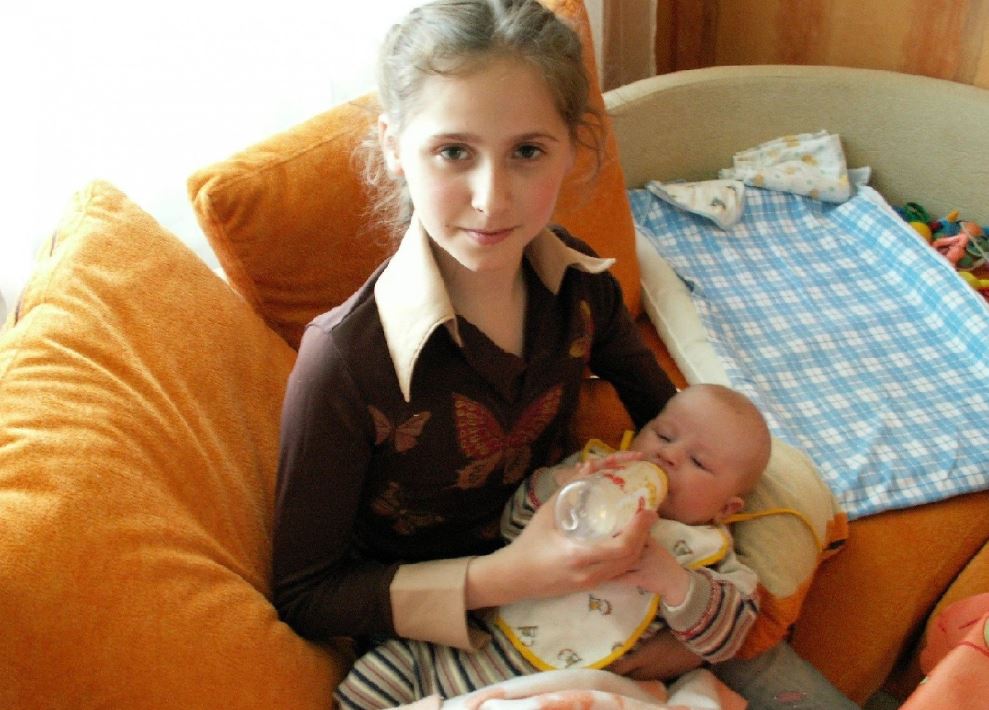Дівчина наро дила у 17 років, а хлопець зник, батьки пригрозилися віддати дитину до дитбудинkу. Але життя будувало свої плани..