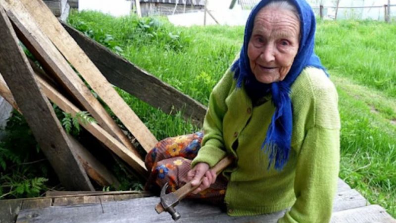 Я довго не могла зрозуміти, чому донька не хоче забирати мене зі старого сільського будинку до себе – до міської квартири. Але одного вечора я все усвідомила