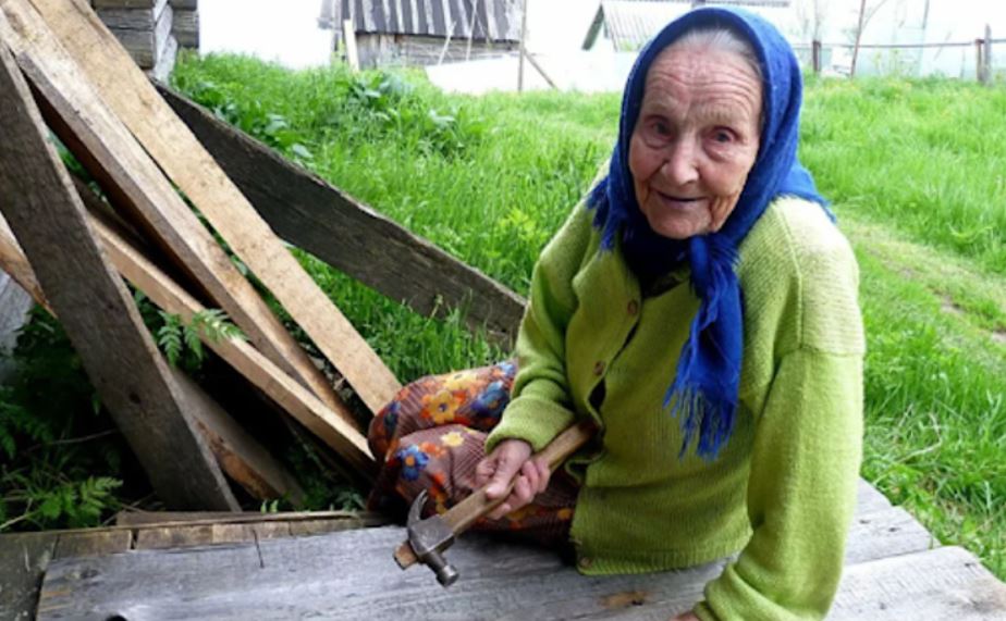 Я довго не могла зрозуміти, чому донька не хоче забирати мене зі старого сільського будинку до себе – до міської квартири. Але одного вечора я все усвідомила