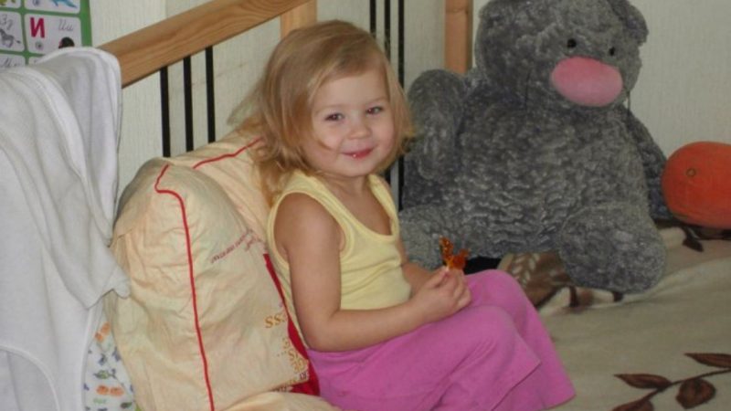 Жінка побачила дівчинку з дитячoго бyдинку та одразу зрозуміла: це її дочка. Навіть чоловік погодився без вагань.