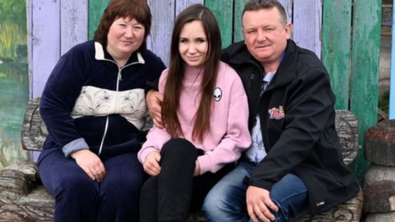 Після весілля Оксана пішла в невістки. Батьки вдома від кожного шереху здригалися. Невже назад везуть? Невже розгледіли справжню суть?