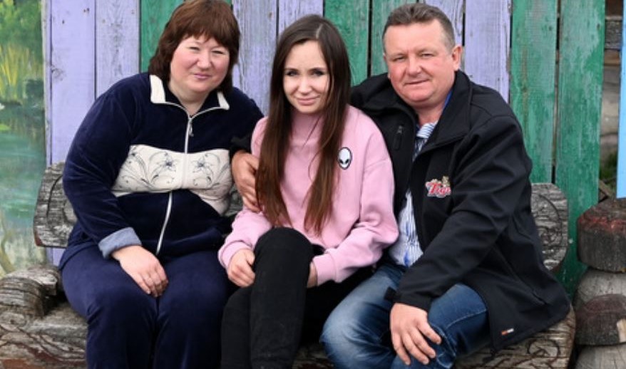 Після весілля Оксана пішла в невістки. Батьки вдома від кожного шереху здригалися. Невже назад везуть? Невже розгледіли справжню суть?