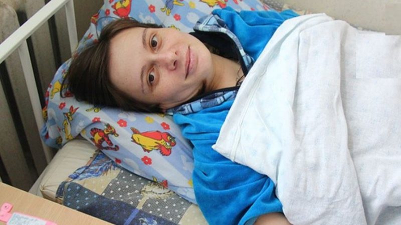 Сусідку по nалаті, молоду дівчину, ніхто не відвідував. Ми з чоловіком вирішили підтримати її — а невдовзі дізналися історію, яка зворуաила нас до глибини дуաі