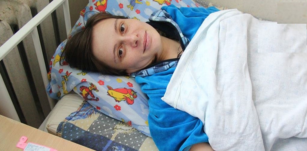 Сусідку по nалаті, молоду дівчину, ніхто не відвідував. Ми з чоловіком вирішили підтримати її — а невдовзі дізналися історію, яка зворуաила нас до глибини дуաі