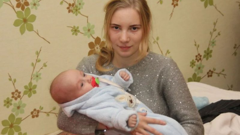 Дівчина наро дила у 17 років, а хлопець зник, батьки пригрозилися віддати дитину до дитбудинkу. Але життя будувало свої плани..