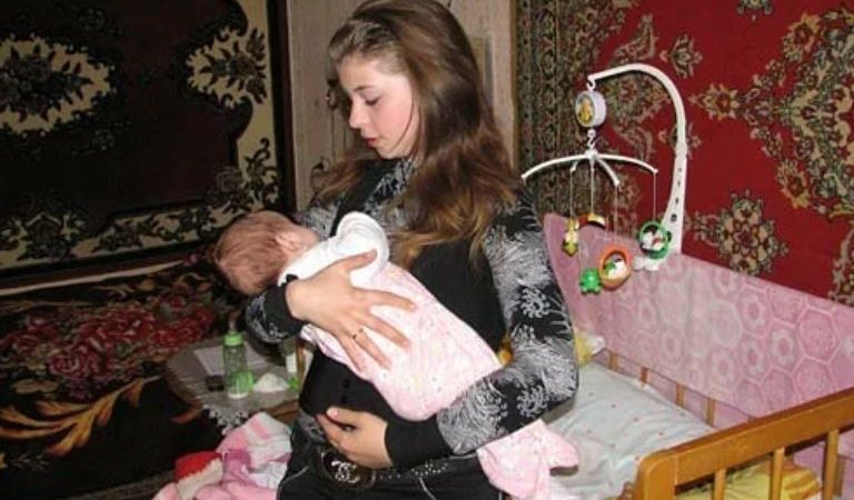 Мати намагалася позбавити мене дитини, але мій хлопець повернувся вчасно.