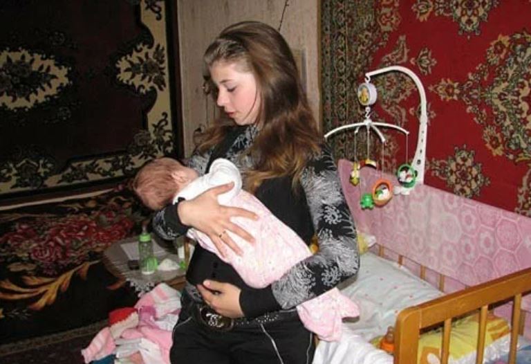 Мати намагалася позбавити мене дитини, але мій хлопець повернувся вчасно.