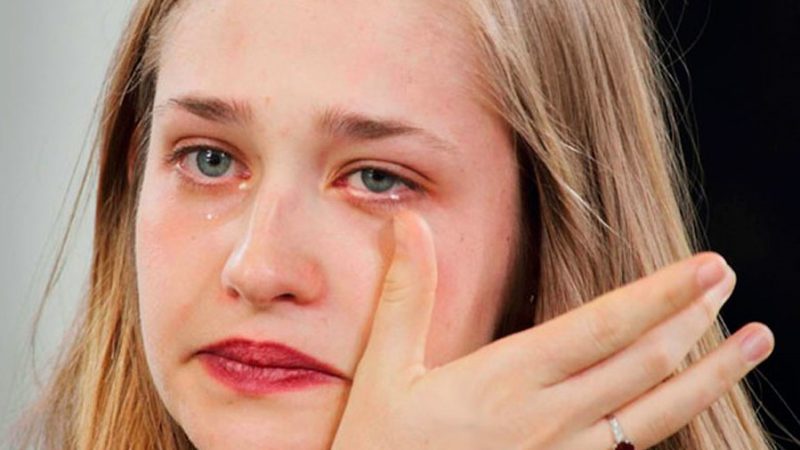 Прикусила губу і пішла до чоловіка. Села в машину і не подала виду. Протягом дня зміст записки не виходило з голови. Але я вирішила мовчати.