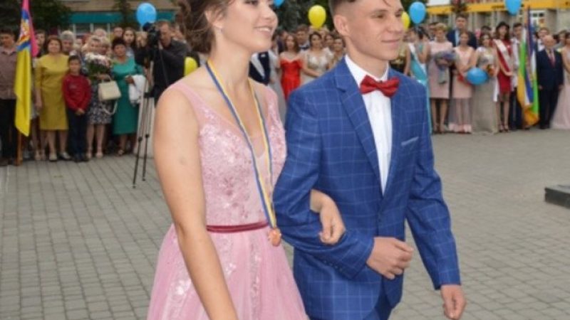 У школі Нілу обзивали «закомплексованою новенької» Але на зустрічі випускників вона показала всім, як круто змінилося її життя Ось так поворот