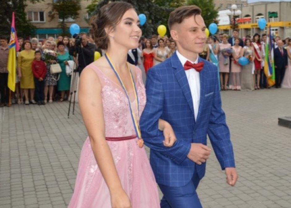 У школі Нілу обзивали «закомплексованою новенької» Але на зустрічі випускників вона показала всім, як круто змінилося її життя Ось так поворот